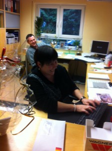 Meine beiden netten Mitarbeiter im Büro. Frau Marthiensen und Herr Wild freuen sich mit.